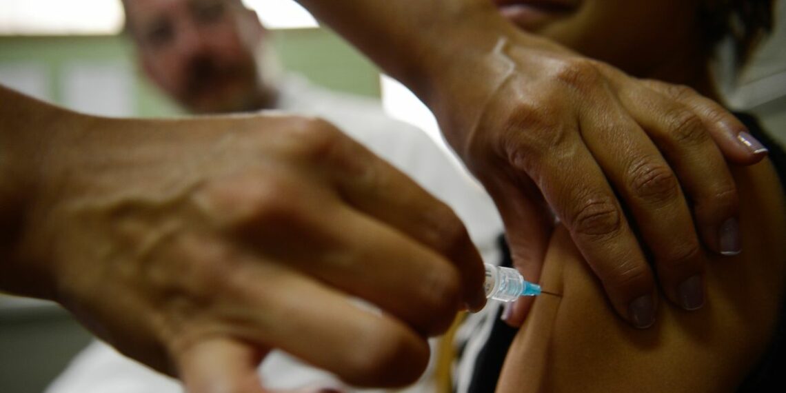 Pesquisa revela forte redução de internações por doenças causadas pelo HPV após a vacinação no SUS. Meninas tiveram queda de até 77% nos casos e meninos de 50%. Cobertura vacinal segue alta, mas ainda abaixo da meta.