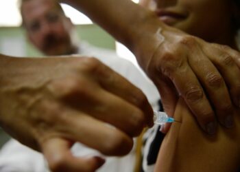 Pesquisa revela forte redução de internações por doenças causadas pelo HPV após a vacinação no SUS. Meninas tiveram queda de até 77% nos casos e meninos de 50%. Cobertura vacinal segue alta, mas ainda abaixo da meta.