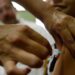 Pesquisa revela forte redução de internações por doenças causadas pelo HPV após a vacinação no SUS. Meninas tiveram queda de até 77% nos casos e meninos de 50%. Cobertura vacinal segue alta, mas ainda abaixo da meta.