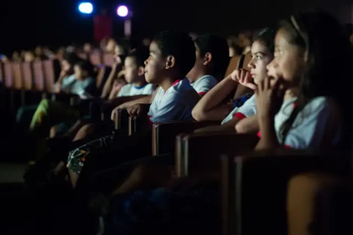 Decreto assinado por Lula torna obrigatória a exibição de filmes brasileiros nos cinemas a partir de 2026 e regulamenta a Cota de Tela.