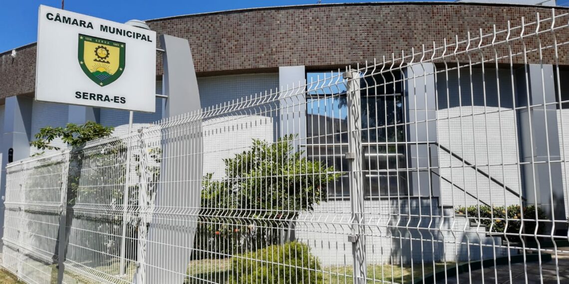 Ex-vereadores e empresa são condenados por irregularidades em contrato da Câmara da Serra após ação do MPES.