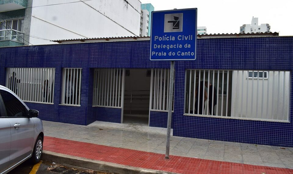 Polícia Civil prende mulher suspeita de desviar mais de R$ 450 mil de empresa em Vitória. Crime teria ocorrido ao longo de dez meses.