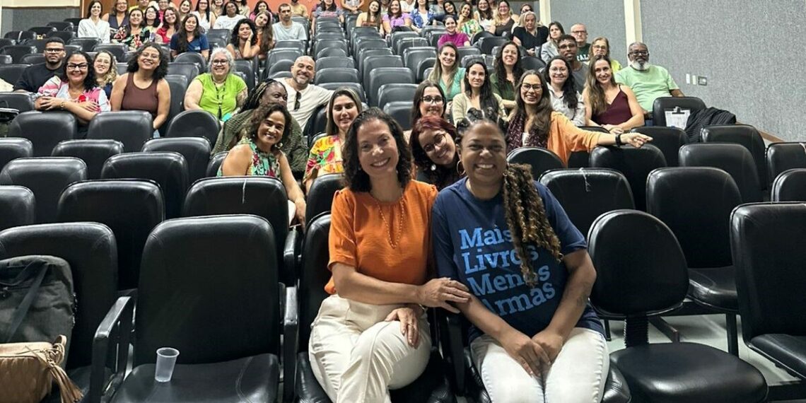 Promotora do MPES ministra palestra em curso da Ufes sobre proteção infantil e destaca o papel do Ministério Público na socioeducação e na garantia de direitos.