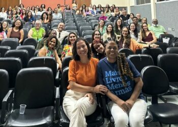 Promotora do MPES ministra palestra em curso da Ufes sobre proteção infantil e destaca o papel do Ministério Público na socioeducação e na garantia de direitos.