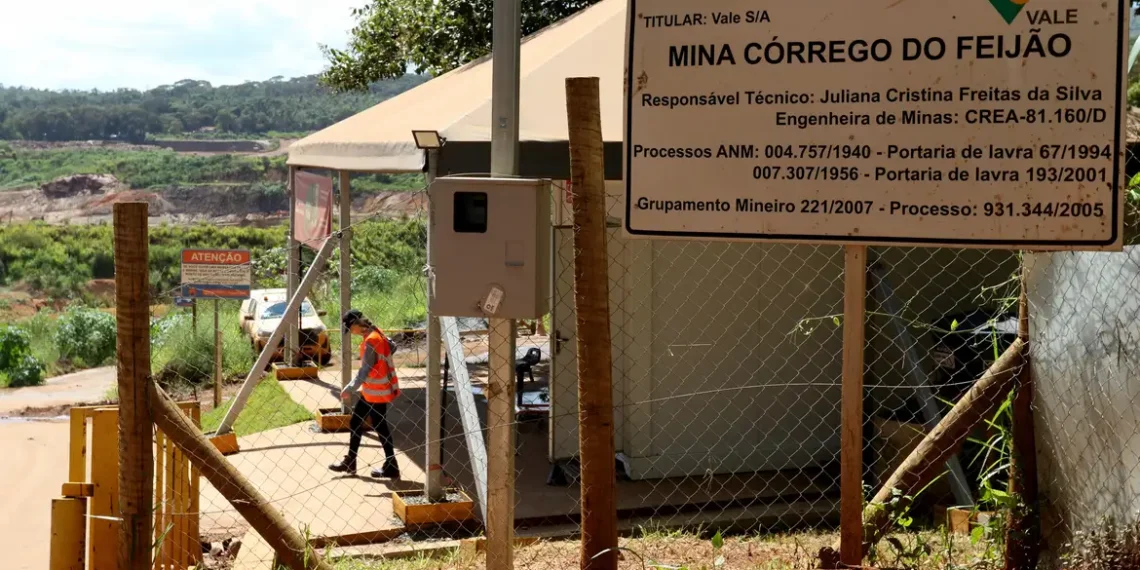 Relatório da UFF aponta quase mil conflitos de mineração em 2024, com mais de 1 milhão de pessoas afetadas e expansão para novas localidades no Brasil.
