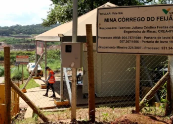 Relatório da UFF aponta quase mil conflitos de mineração em 2024, com mais de 1 milhão de pessoas afetadas e expansão para novas localidades no Brasil.