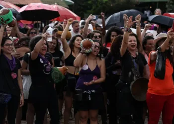 Ato Levante Mulheres Vivas reúne milhares em Brasília para denunciar feminicídios, exigir políticas públicas, criticar a omissão institucional e reforçar a luta contra a violência de gênero no Brasil.