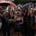 Ato Levante Mulheres Vivas reúne milhares em Brasília para denunciar feminicídios, exigir políticas públicas, criticar a omissão institucional e reforçar a luta contra a violência de gênero no Brasil.