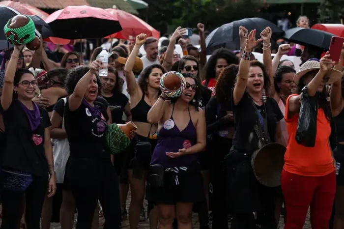 Ato Levante Mulheres Vivas reúne milhares em Brasília para denunciar feminicídios, exigir políticas públicas, criticar a omissão institucional e reforçar a luta contra a violência de gênero no Brasil.