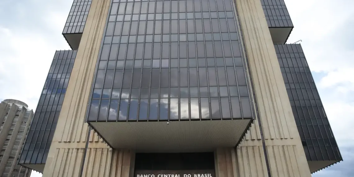 Entidades financeiras defendem a atuação do Banco Central na liquidação do Banco Master e alertam para riscos à estabilidade e à confiança no sistema financeiro.