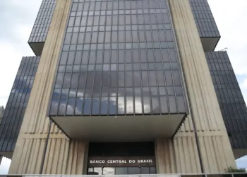 Entidades financeiras defendem a atuação do Banco Central na liquidação do Banco Master e alertam para riscos à estabilidade e à confiança no sistema financeiro.