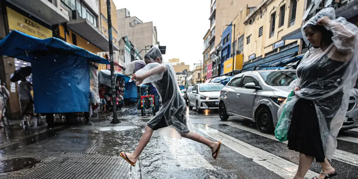 Uma forte chuva atingiu São Paulo neste sábado (27), com ventos, raios e granizo. A capital entrou em estado de alerta e mais de 143 mil clientes ficaram sem energia.