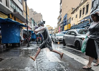 Uma forte chuva atingiu São Paulo neste sábado (27), com ventos, raios e granizo. A capital entrou em estado de alerta e mais de 143 mil clientes ficaram sem energia.