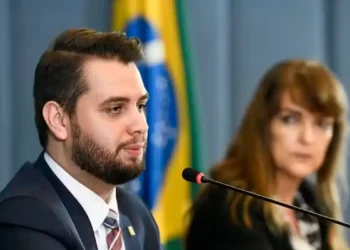 Polícia Federal prende Filipe Martins e cumpre mandados de prisão domiciliar contra condenados pela trama golpista, por ordem do STF.