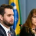 Polícia Federal prende Filipe Martins e cumpre mandados de prisão domiciliar contra condenados pela trama golpista, por ordem do STF.