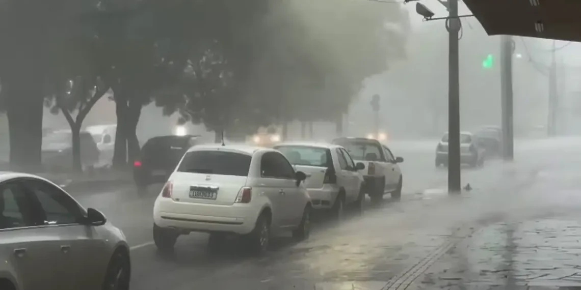 Ciclone extratropical provoca alerta vermelho no Rio Grande do Sul, com risco de temporais, granizo, ventos fortes e chuva intensa; cidades registram danos.