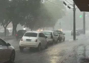 Ciclone extratropical provoca alerta vermelho no Rio Grande do Sul, com risco de temporais, granizo, ventos fortes e chuva intensa; cidades registram danos.