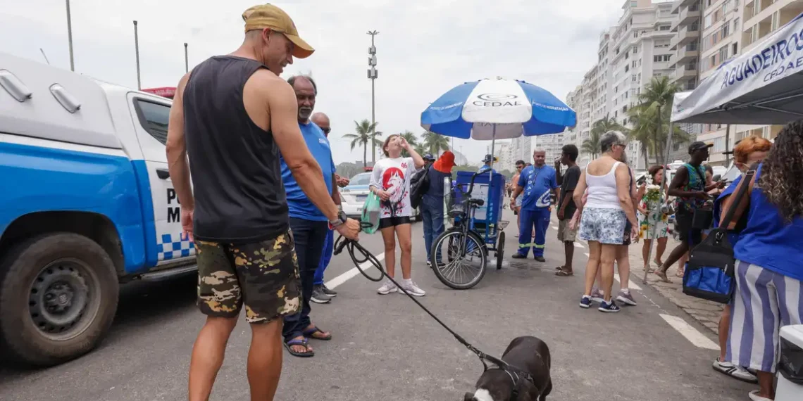 Cedae distribui água gratuitamente em praias e parques do Rio nesta terça (31) para combater os efeitos do calor intenso do verão.