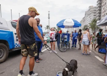 Cedae distribui água gratuitamente em praias e parques do Rio nesta terça (31) para combater os efeitos do calor intenso do verão.