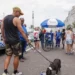 Cedae distribui água gratuitamente em praias e parques do Rio nesta terça (31) para combater os efeitos do calor intenso do verão.