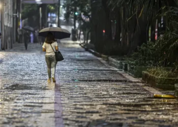 Previsão do Inmet indica chuvas acima da média no Norte e Sul do Brasil neste verão, com temperaturas elevadas e volumes abaixo do normal no Nordeste e Sudeste.