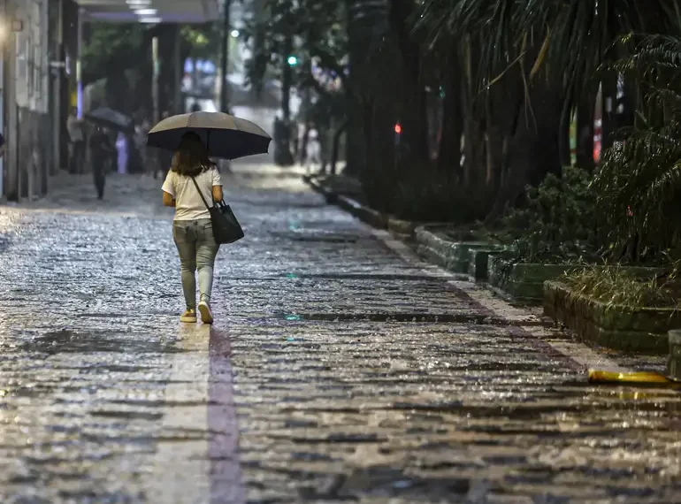 Previsão do Inmet indica chuvas acima da média no Norte e Sul do Brasil neste verão, com temperaturas elevadas e volumes abaixo do normal no Nordeste e Sudeste.