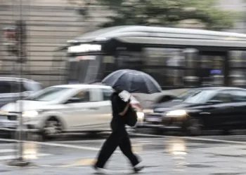 Inmet emite alerta laranja para o Rio Grande do Sul com ventos de até 100 km/h, chuva intensa, granizo e risco de alagamentos até terça-feira (16).