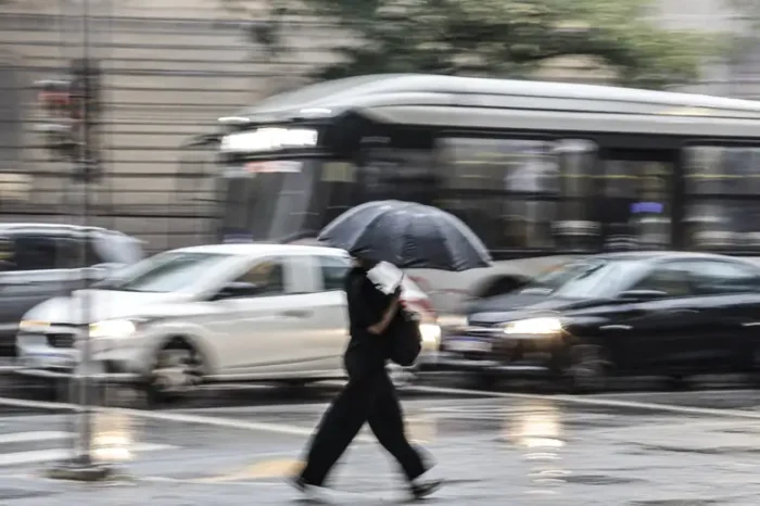 Inmet emite alerta laranja para o Rio Grande do Sul com ventos de até 100 km/h, chuva intensa, granizo e risco de alagamentos até terça-feira (16).
