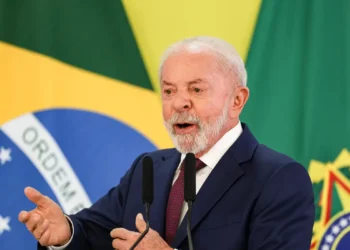 Lula descarta privatização dos Correios, defende reestruturação, parcerias e mudanças na gestão para recuperar a estatal.