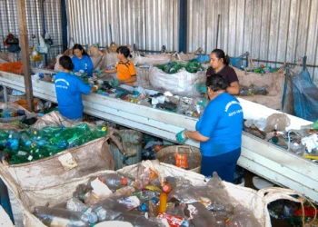 Pesquisa no RJ aponta que embalagens plásticas de baixa reciclabilidade causam perdas econômicas e sobrecarga de trabalho para catadores, com prejuízos mensais de até R$ 3,7 mil.