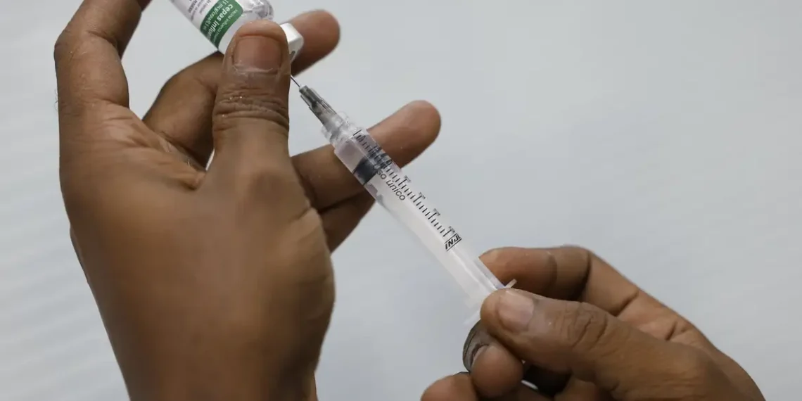 Rio de Janeiro amplia vacinação contra a Covid-19 para pessoas a partir de 12 anos. Dose atualizada contra a variante JN.1 está disponível em 240 salas de imunização.