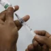 Rio de Janeiro amplia vacinação contra a Covid-19 para pessoas a partir de 12 anos. Dose atualizada contra a variante JN.1 está disponível em 240 salas de imunização.