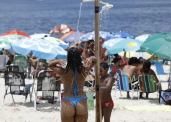 Rio de Janeiro enfrenta calor de até 38°C nesta terça (16), mas frente fria provoca chuva, ventos fortes e queda acentuada da temperatura a partir de quarta-feira.