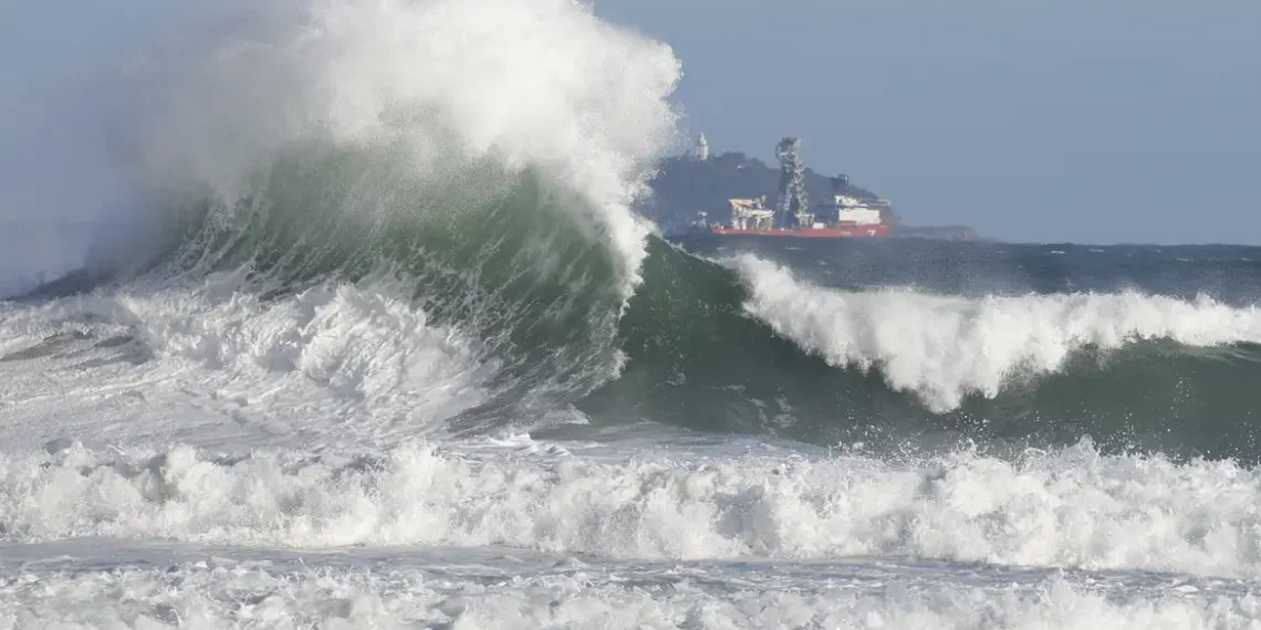 A Marinha do Brasil emitiu aviso de ressaca para o litoral do Rio de Janeiro, com ondas de até 2,5 metros e risco para banhistas e pequenas embarcações.