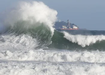 A Marinha do Brasil emitiu aviso de ressaca para o litoral do Rio de Janeiro, com ondas de até 2,5 metros e risco para banhistas e pequenas embarcações.