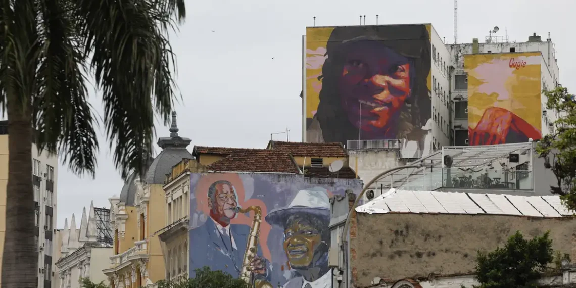 Lapa recebe mural de 300 m² em homenagem a Milton Nascimento; obra integra ações do Novembro Negro e celebra a trajetória de Bituca no Rio.