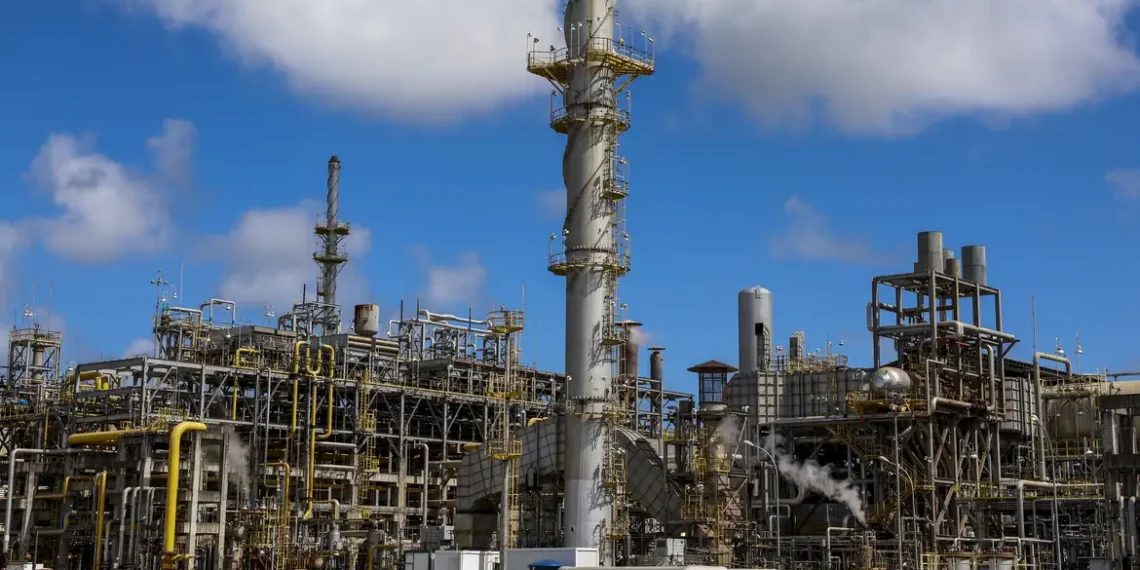 Petrobras e Braskem firmam contratos de fornecimento de matérias-primas no valor de US$ 17,8 bilhões, com acordos de longo prazo até 2036.