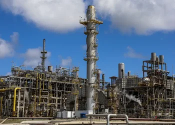 Petrobras e Braskem firmam contratos de fornecimento de matérias-primas no valor de US$ 17,8 bilhões, com acordos de longo prazo até 2036.