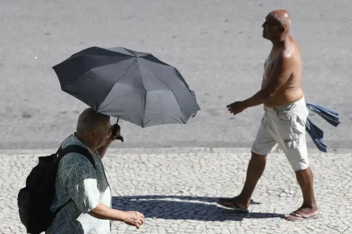 Rio de Janeiro segue com calor intenso e tempo instável até o réveillon, com pancadas isoladas de chuva, trovoadas e temperaturas acima dos 35°C.