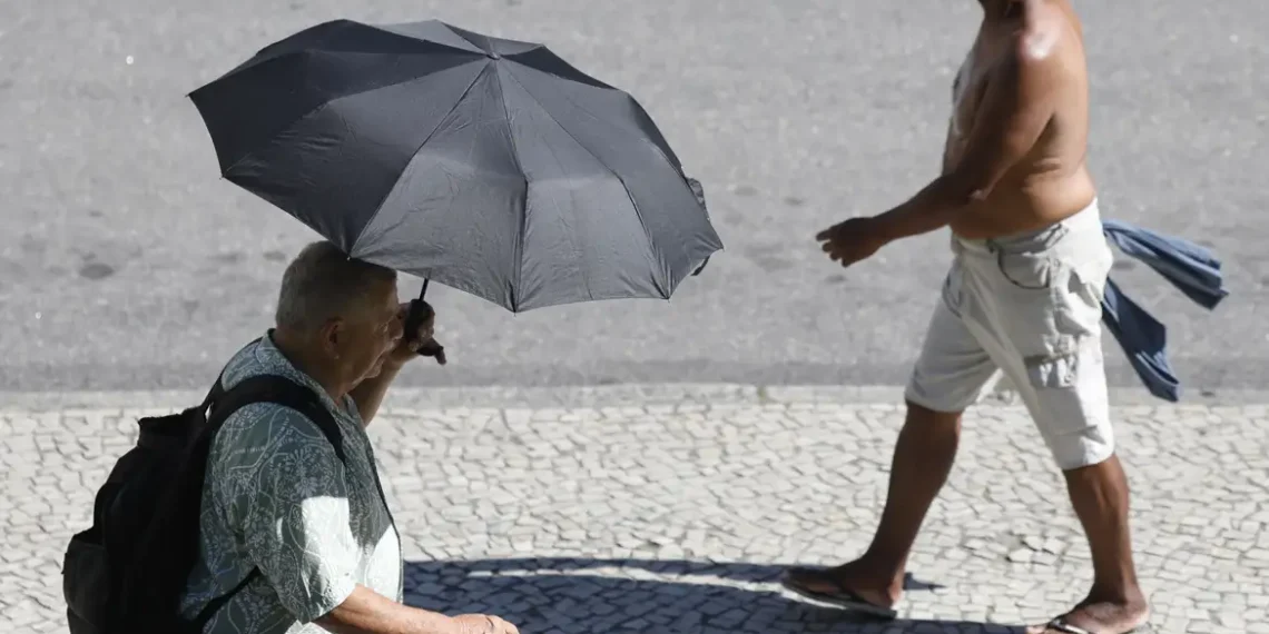 Onda de calor no Rio de Janeiro provoca quase 1,4 mil atendimentos em três dias na rede pública de saúde. Tonturas, desmaios e queimaduras solares estão entre os principais sintomas.