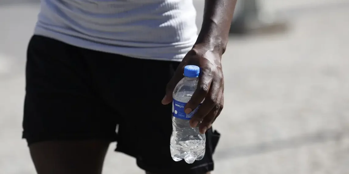 Governo do Rio de Janeiro cria força-tarefa para enfrentar o calor extremo, com ações de saúde, hidratação, segurança e monitoramento ambiental.