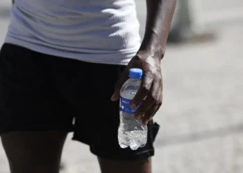 Governo do Rio de Janeiro cria força-tarefa para enfrentar o calor extremo, com ações de saúde, hidratação, segurança e monitoramento ambiental.