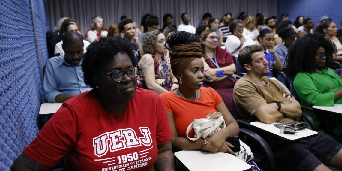 Há 22 anos, as cotas raciais da Uerj mudam vidas e ampliam o acesso ao ensino superior. Ex-alunos relatam mobilidade social, desafios e defendem atualização do modelo para a revisão de 2028.