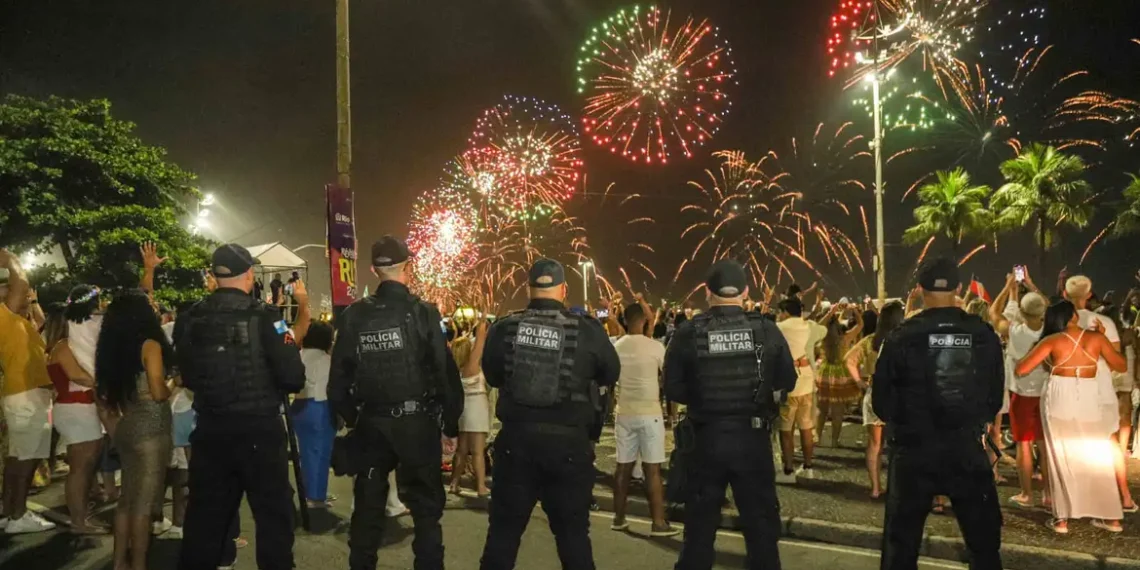 Rio de Janeiro mobiliza mais de 28,7 mil agentes para a segurança do réveillon, com monitoramento 24 horas, drones e reconhecimento facial.