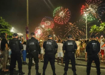 Rio de Janeiro mobiliza mais de 28,7 mil agentes para a segurança do réveillon, com monitoramento 24 horas, drones e reconhecimento facial.