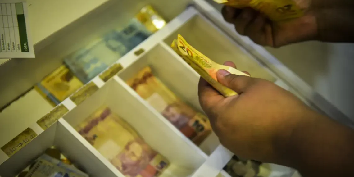 Caixa inicia pagamento do FGTS retido para trabalhadores do saque-aniversário. Medida libera R$ 7,8 bilhões para 14,1 milhões de pessoas.