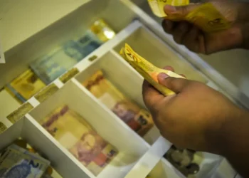 Caixa inicia pagamento do FGTS retido para trabalhadores do saque-aniversário. Medida libera R$ 7,8 bilhões para 14,1 milhões de pessoas.