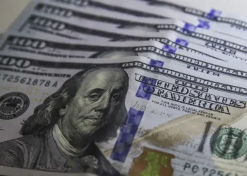 Dólar fecha perto de R$ 5,60 impulsionado por remessas de lucros e dividendos ao exterior, enquanto Ibovespa recua em meio à alta dos juros futuros.