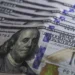 Dólar fecha perto de R$ 5,60 impulsionado por remessas de lucros e dividendos ao exterior, enquanto Ibovespa recua em meio à alta dos juros futuros.