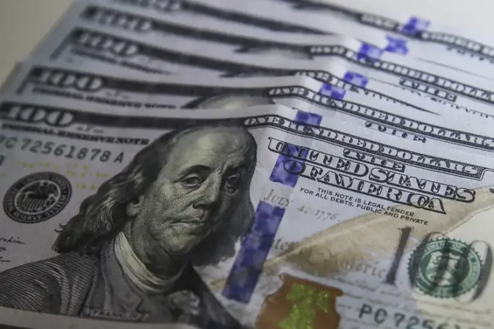 Dólar fecha perto de R$ 5,60 impulsionado por remessas de lucros e dividendos ao exterior, enquanto Ibovespa recua em meio à alta dos juros futuros.